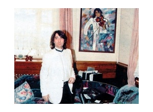 Юрий Башмет и его портрет.  Фото 2004 года. Портрет был написан в 1993 году.