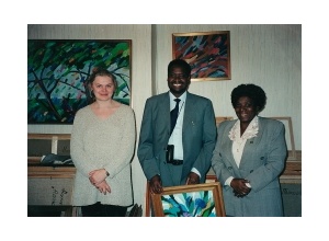 Посол Намибии Мартен Н. Капеваша и посол Танзании Ева Нзаро в мастерской Наталии Панковой. 2001